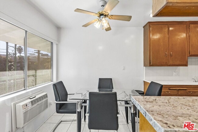 Building Photo - 15529 Moorpark St