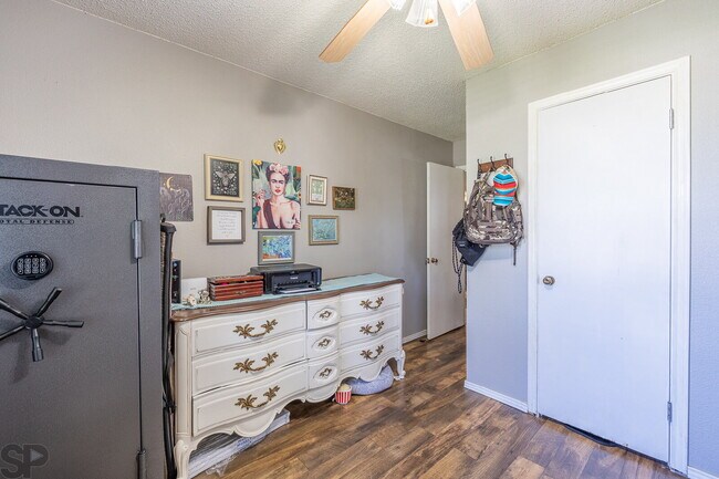 Building Photo - Charming 3 bedroom, 2 bath in Great Location!