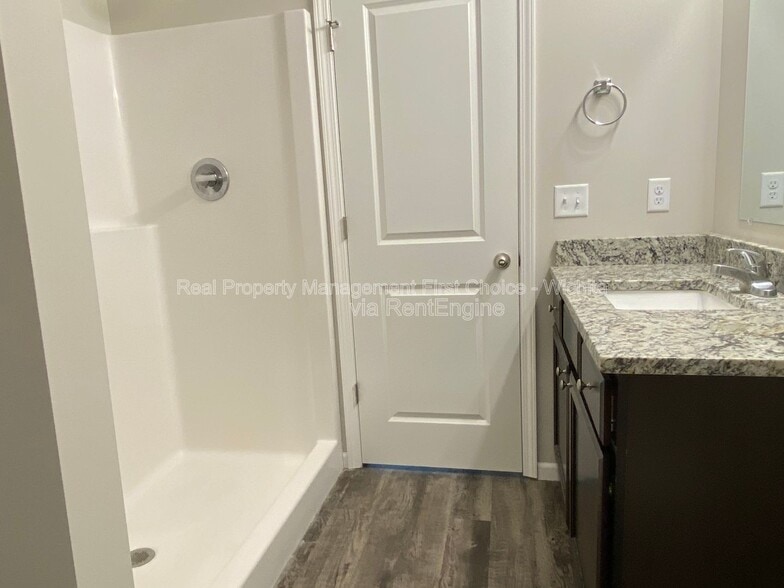 Building Photo - 412 S Longbranch Dr