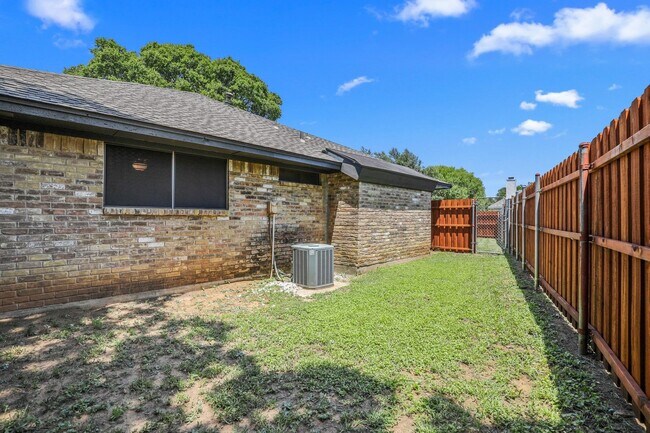 Building Photo - Elegantly Renovated Hickory Creek Home!