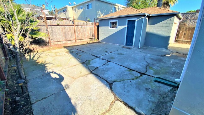 Building Photo - Nice 3bd/1ba in Oakland's Allendale Neighb...