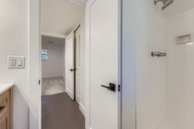 Building Photo - Recently Remodeled 4BD, 3BA Louisville Home