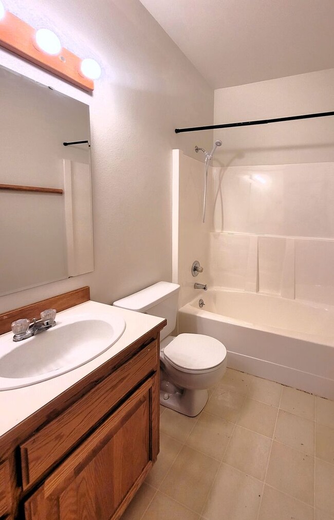 Building Photo - Charming Split-level 4 Bedroom Home - E Mc...