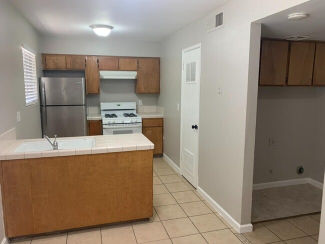 Primary Photo - 1047 W 19th St