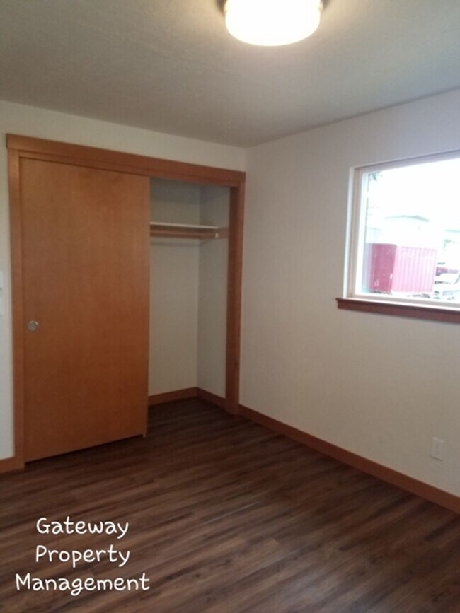 Building Photo - 3 Bedroom in town with a view!