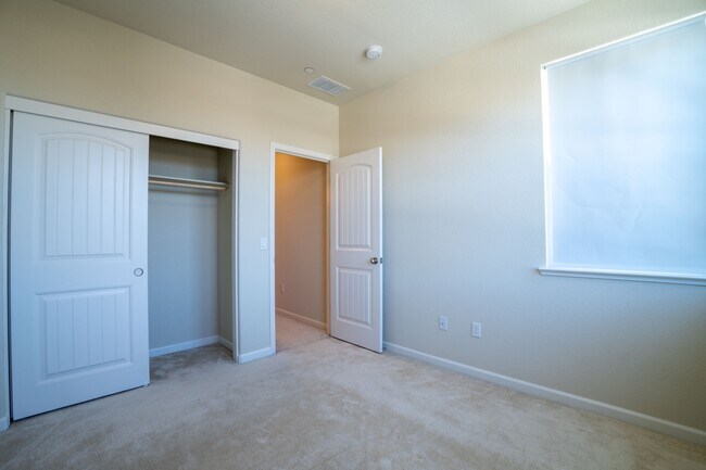 Building Photo - 3625 Blue Bird Dr