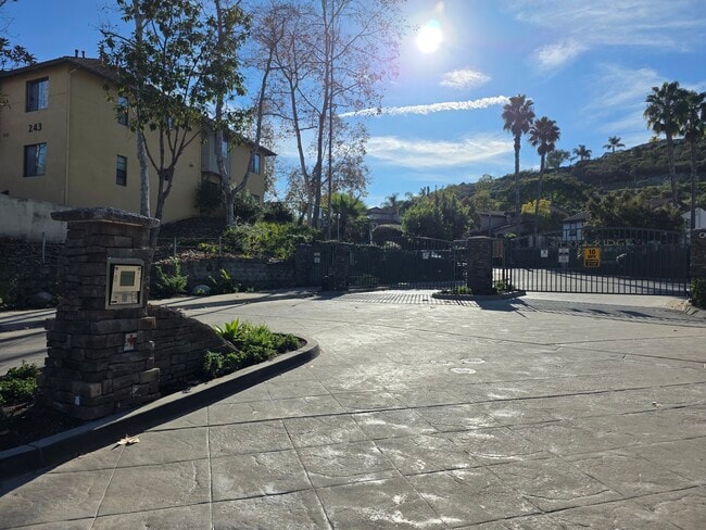 Building Photo - 165 Canyon Creek Way