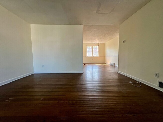 Building Photo - Stunning 3-Bedroom Townhome with Garage in Brookhaven! Available NOW!