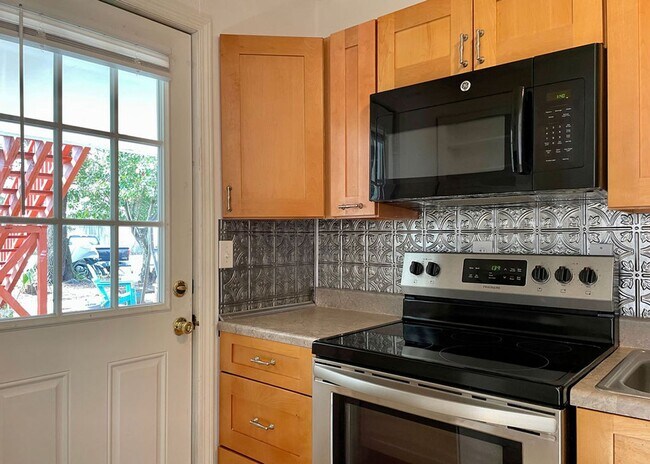 Building Photo - Available 7/1. 2 BR/2 BA in a FANTASTIC Lo...