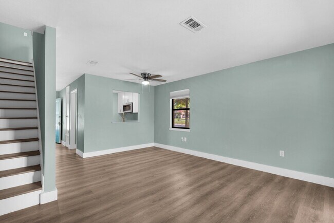 Building Photo - "Charming 2-Bed Townhouse Retreat in Fort ...