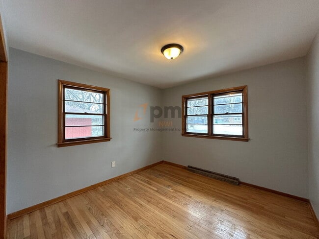 Building Photo - 202 E 68th Pl