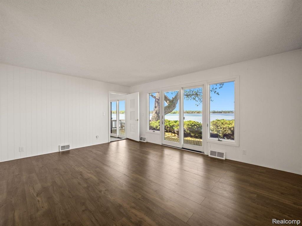 Building Photo - 1294 E Lake Dr