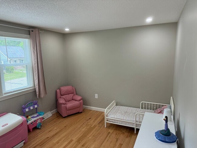 Building Photo - Modern 3 Bedroom Single Family - Available...
