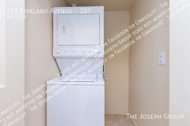 Building Photo - 211 Kirkland Ave