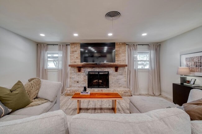 Building Photo - 2117 Gaston Pl Dr