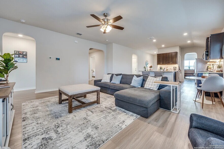 Living Area - 2915 Thackery Grv