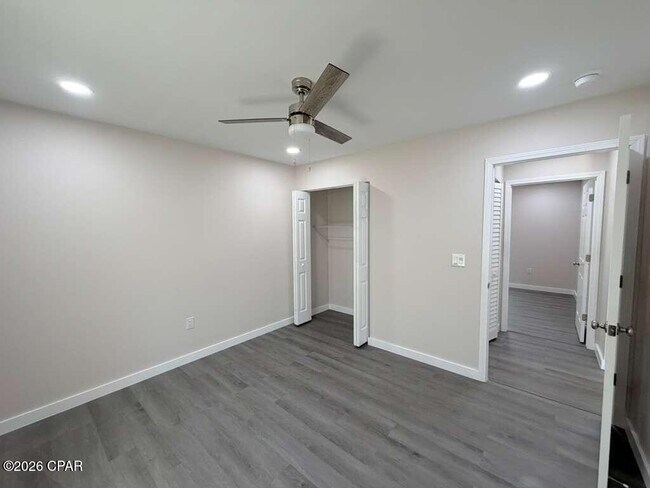 Building Photo - 801 E 12th St