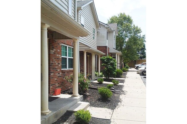 Building Photo - NICHOLASVILLE GREENS TOWNHOMES