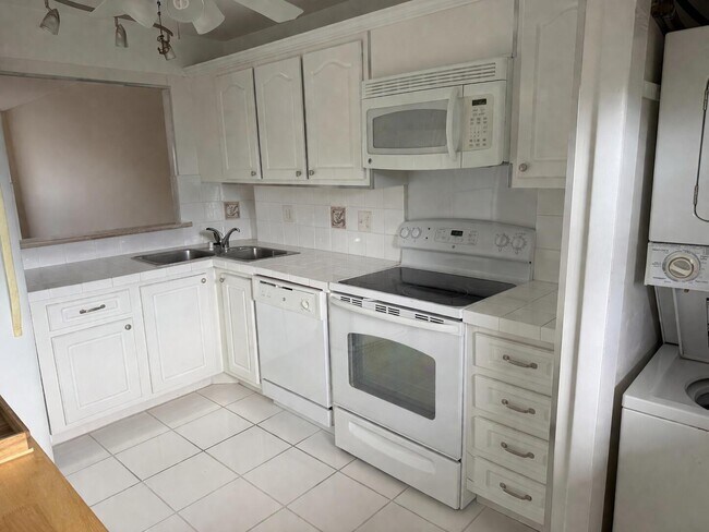 Building Photo - 1523 E Hillsboro Blvd