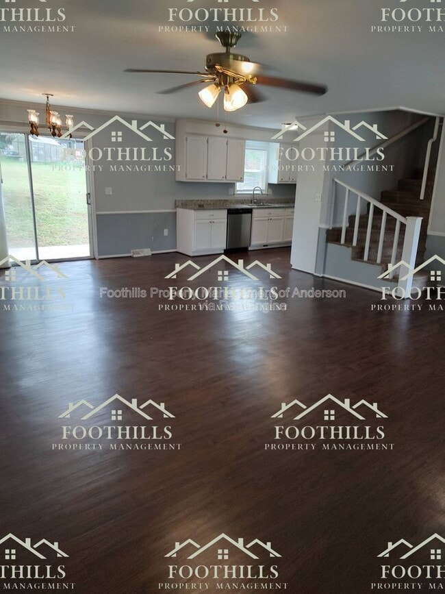 Building Photo - 213 Lake Forest Cir