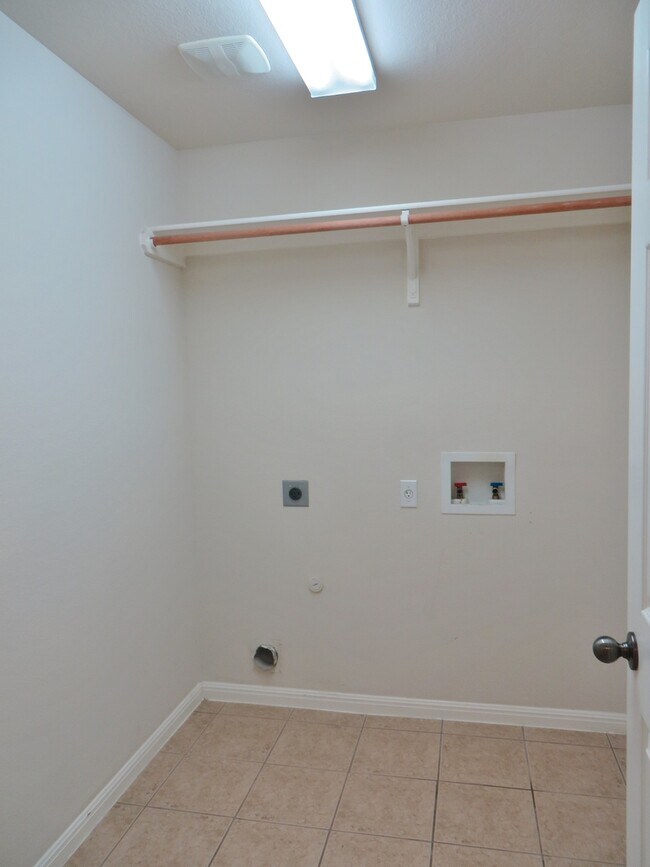 Building Photo - 3 Bedroom 2 Bathroom Villages of Berry Cre...