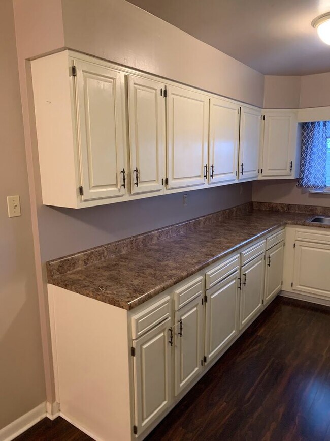 Building Photo - Beautiful Renovated 3/1.5 Home in Beechview - Available NOW