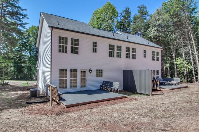 Building Photo - Lux Three Bedroom Townhouse in Sherrills Ford