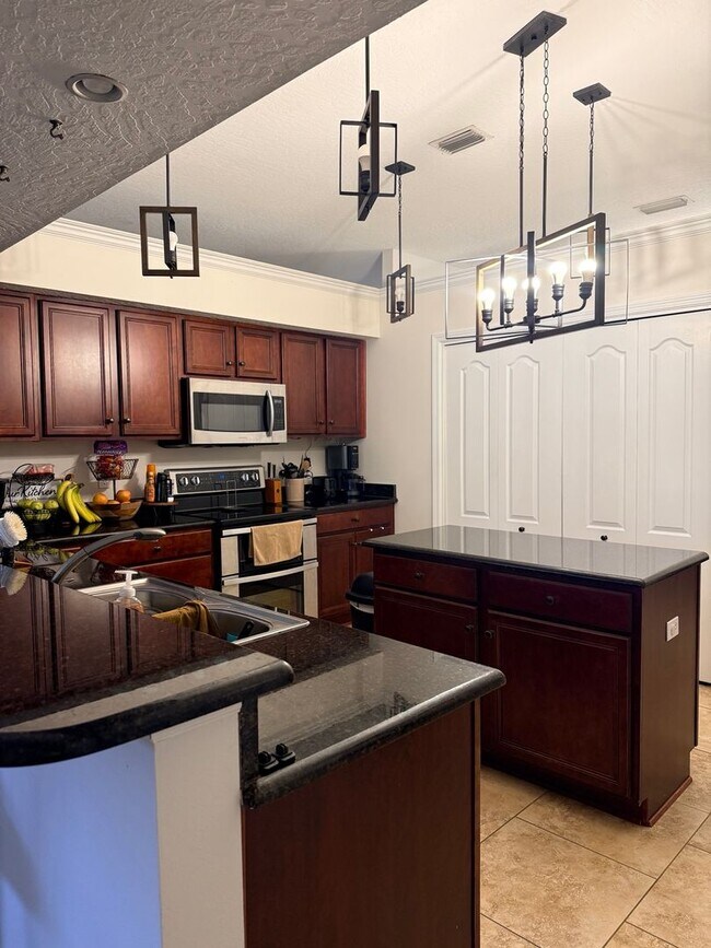 Building Photo - PRIME location Kenwood home with a great backyard!