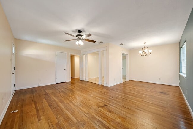 Building Photo - 3702 Malone Dr