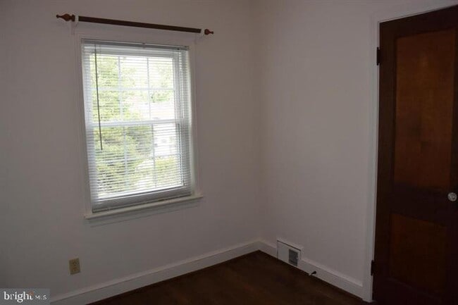 Building Photo - 524 E Luray Ave