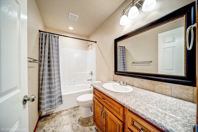 Building Photo - 1923 N Nelson St