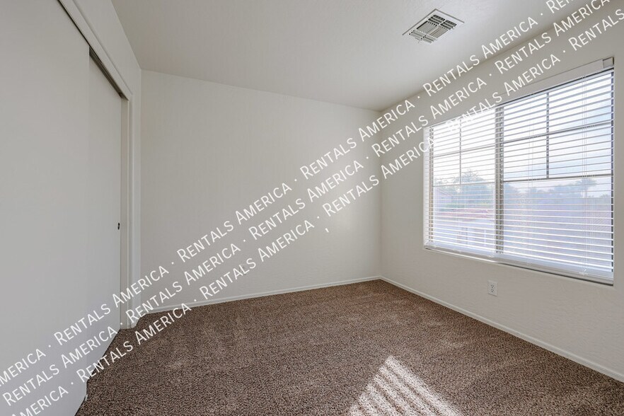 Building Photo - 323 N 76th Pl