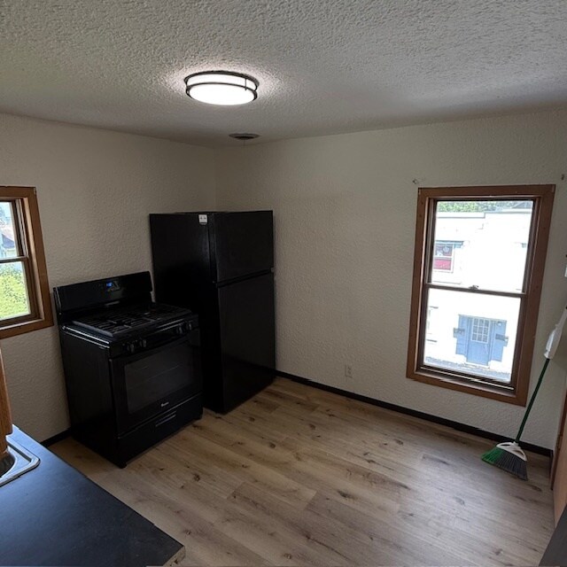 Kitchen - 1304 Blackhawk Blvd