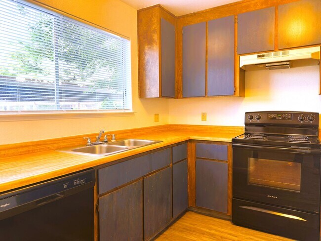 Building Photo - 1358 Parkway Dr