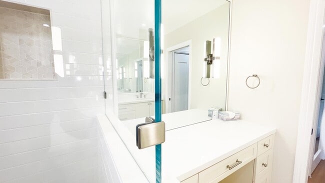 Building Photo - 1911 Easton Dr