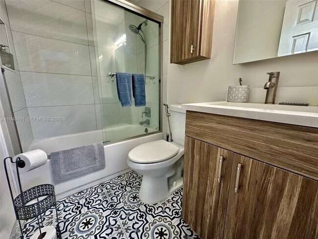 Building Photo - 1710 NE 5th Ct