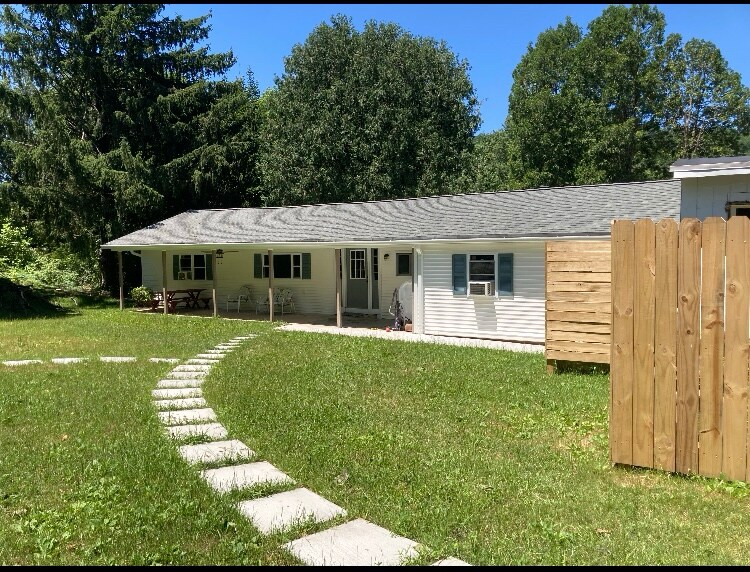 Building Photo - 140 Young St