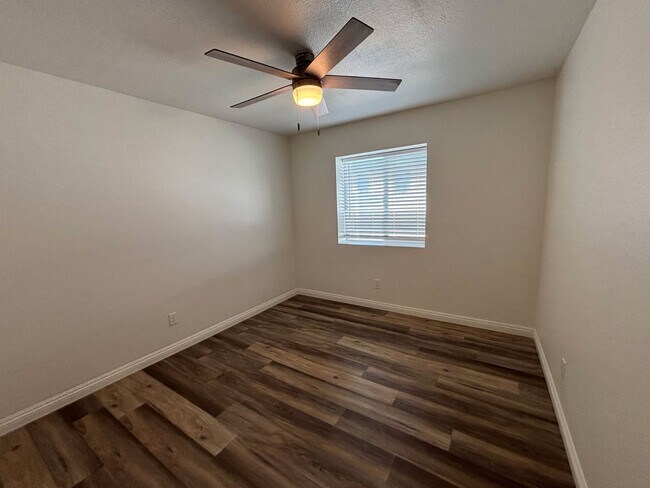 Building Photo - 1790 W Linden St