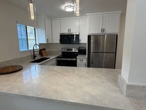 Building Photo - Updated 2 Bedroom 2 Bathroom Condo with Pool, Spa and Parking. Offering 6 month lease.