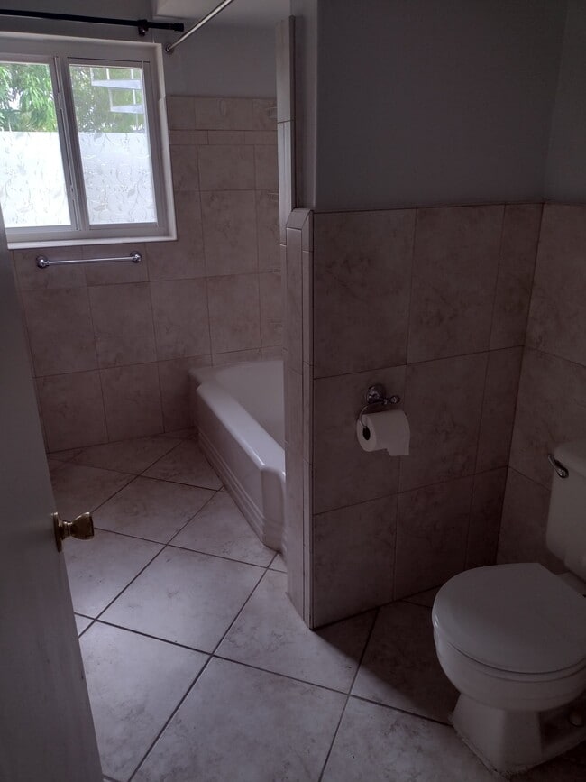 Building Photo - 225 E 29th Ct