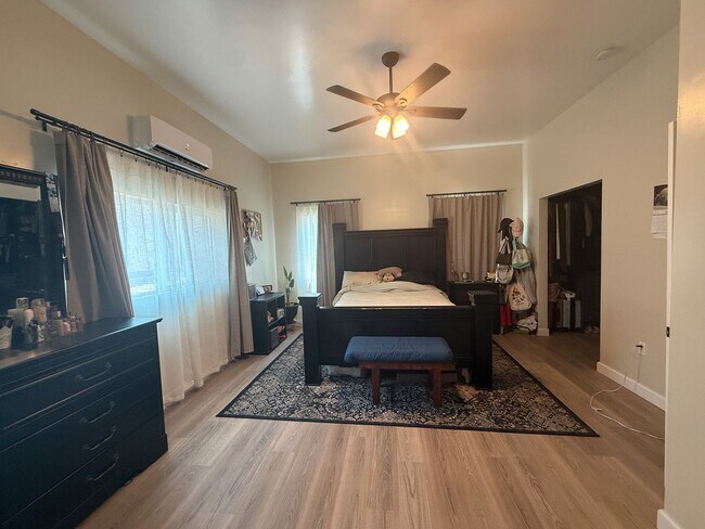Building Photo - 3 Bedroom 2 Bathroom House Available Septe...