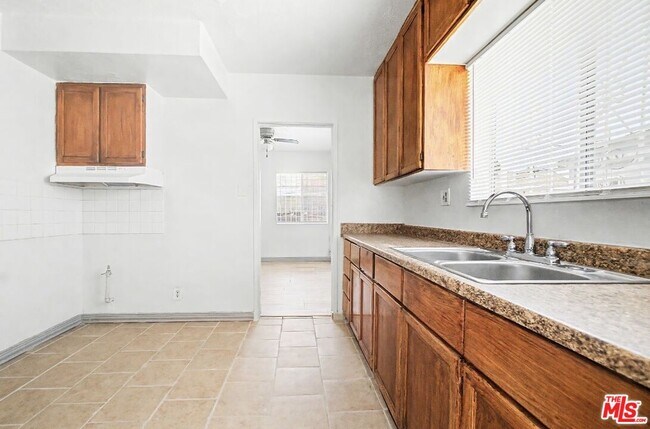 Building Photo - 12015 S Willowbrook Ave