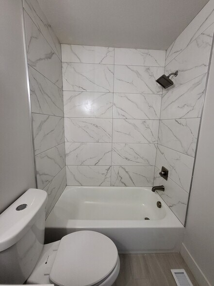 upstairs bathroom - 3224 S Verdant Cir