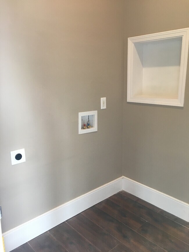 Building Photo - 631 E Chestnut St