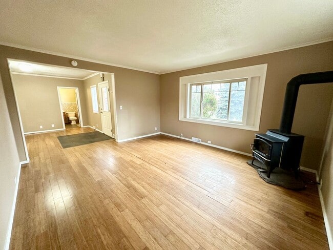 Building Photo - Inviting 3 Bed, 1 Bath Home in Roslyn, Whe...