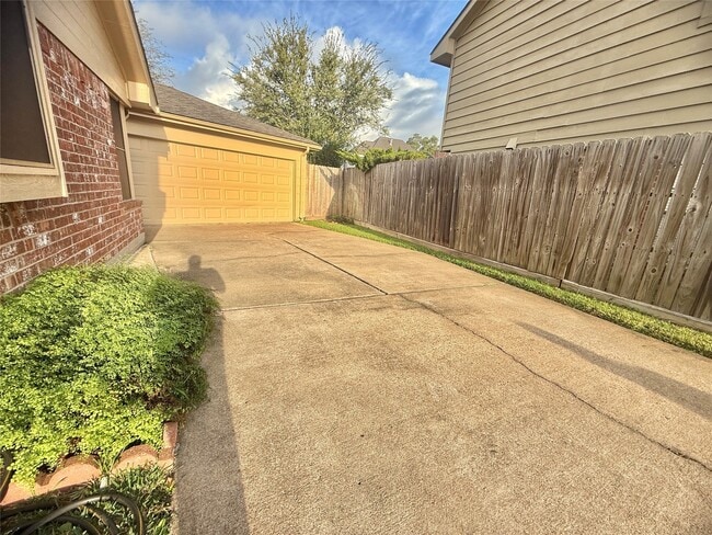 Building Photo - 2934 Field Line Dr