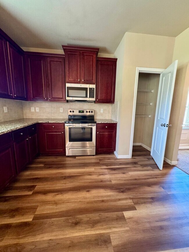 Building Photo - This beautiful 4-bedroom, 2.5-bath home Move-in ready and is waiting for you!