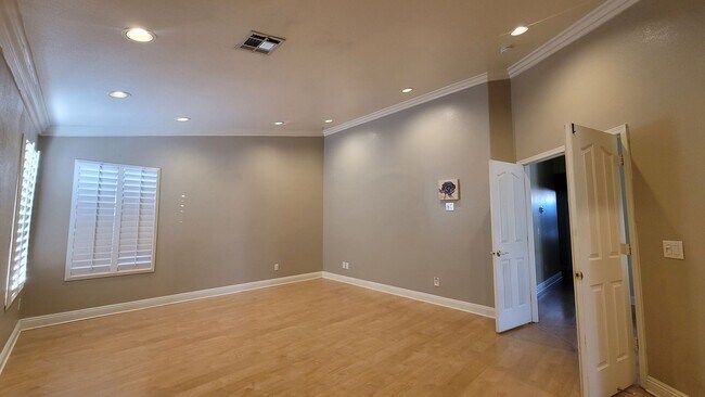 Building Photo - GORGEOUS 4/3 IN THE SW!!!