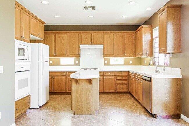 Building Photo - Experience Scenic Luxury in This Spectacular 4-Bed+Office/4-Bath Home Within the Exclusive Sycamo...