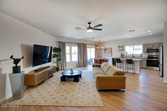 Building Photo - 1302 E Milada Dr